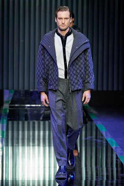 Look 16